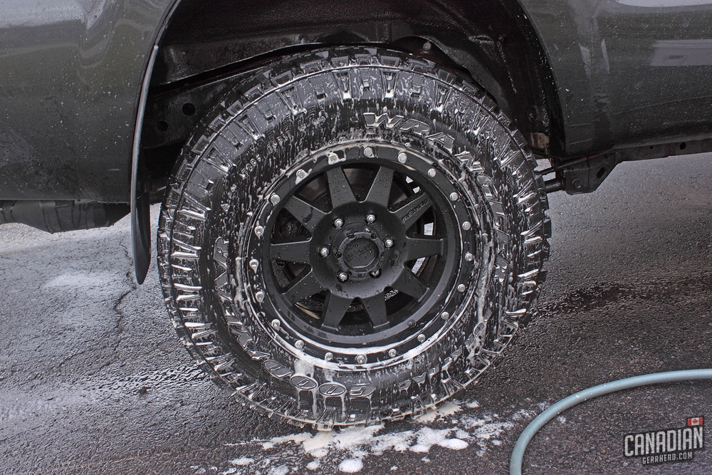 Cleaning muddy tires